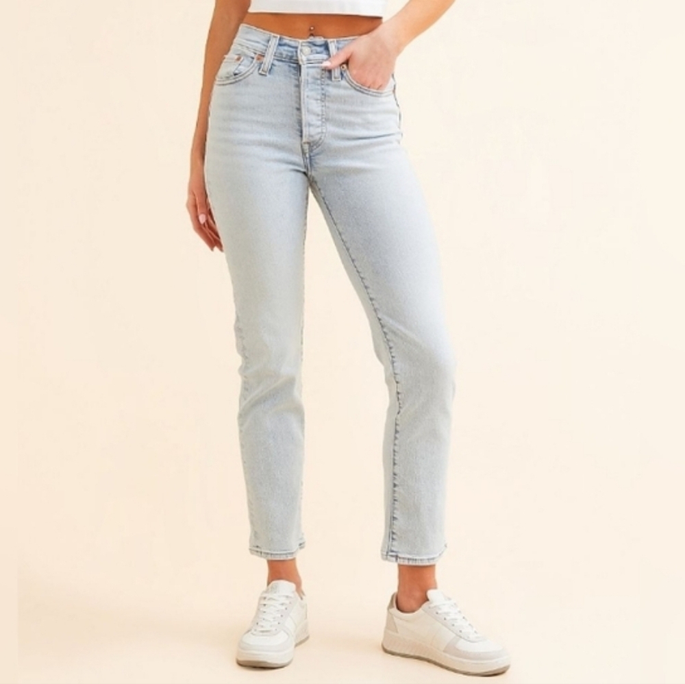 Levi's Wedgie Straight Size 26 High Rise Light Wash Button Fly‎ 26 X 28